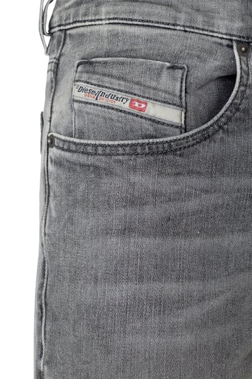 Diesel - D-Strukt JoggJeans® 09D53 Slim, Nero/Grigio scuro - Image 3